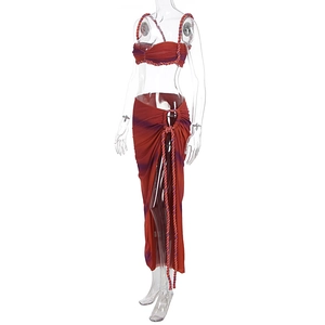 Détail d'un ensemble de plage dégradé rouge-violet avec tricot et cordons bicolores