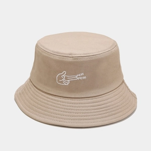 Détail de la broderie Pew Pew sur un chapeau bob en coton beige aux coutures précises