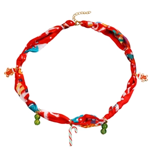 Détail du collier écharpe de Noël rouge avec pendentifs bonhomme pain d'épice et sucre