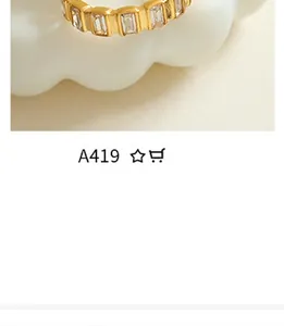 Détail de la bague fer à cheval dorée sertie de zircons sur support nuage blanc