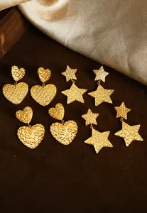 Détail de boucles d'oreilles dorées à double couche en forme d'étoile et de cœur martelé