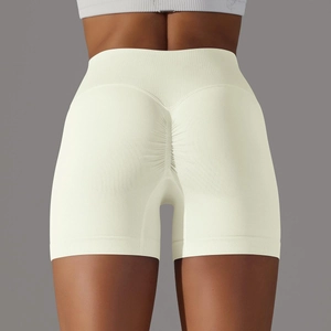 Dettaglio degli shorts sportivi color crema a vita alta con effetto scrunch modellante