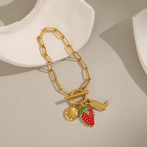 Bracelet trombone doré en acier avec charms fraise et coquillage et fermoir OT