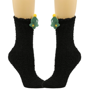Detail von Plüschsocken in Schwarz mit 3D-Weihnachtsbaum-Verzierung und gelben Sternen