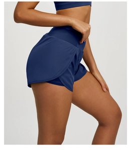 Vue détaillée du short de sport bleu marine double couche avec fente latérale