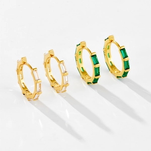 Orecchini a cerchio in argento S925 con zirconi rettangolari color smeraldo e chiari