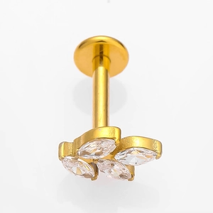 Vue macro du labret feuille d'olivier en titane G23 doré avec zircone marquise