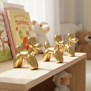 Tre moderne sculture di cani a palloncino dorati per eleganti decorazioni per la casa