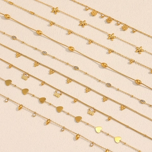 Collection de colliers élégants en acier inoxydable plaqué or 18 carats avec divers pendentifs