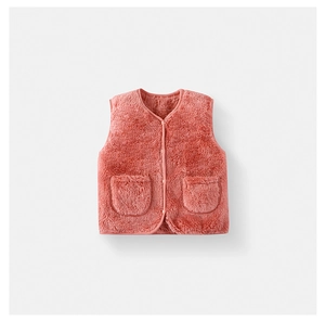Dettaglio di un gilet in peluche rosa per bambini con scollo a V e doppie tasche frontali
