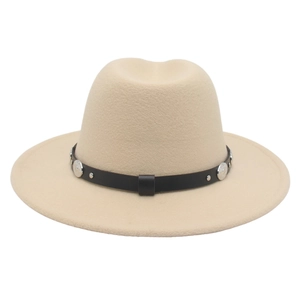 Détail du chapeau fedora en feutre beige avec ruban en cuir brun et clous en métal
