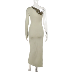 Detailansicht der Rückseite eines schmal geschnittenen One-Shoulder-Kleides in Khaki