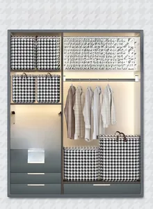 Detail der Bettentasche mit Hahnentrittmuster und braunem Ledergriff im Kleiderschrank