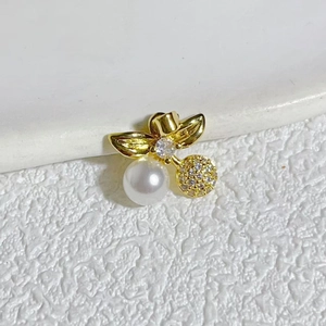 Goldener Kirsch-Anhänger mit Perle und funkelnden Zirkoniasteinen für DIY-Schmuck