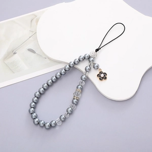 Bijou de téléphone élégant avec perles grises, cristaux et pendentif fleur de camélia