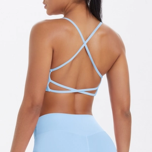 Détail du soutien-gorge de sport bleu clair avec bretelles croisées et tissu élastique