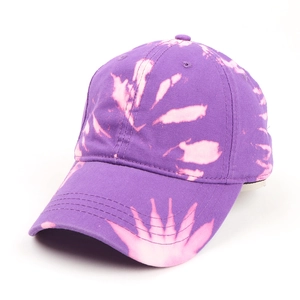 Détail de la casquette de baseball tie-dye violette et rose avec visière courbée