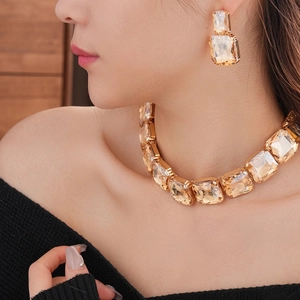 Set elegante di collana e orecchini con cristalli champagne e design geometrico oro