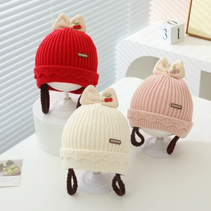 Bonnet tricoté pour bébé fille avec nœud cerise et tresses de perruque en plusieurs couleurs