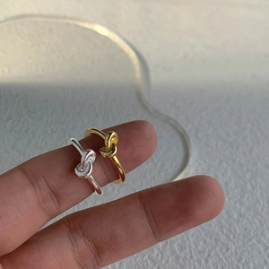 Anelli a nodo minimalisti in argento sterling S925 finitura oro e argento su mano