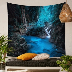 Dettaglio dell'arazzo foresta bohémien con cascata blu luminosa in camera moderna