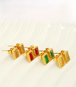 Détail macro de boucles d'oreilles dorées avec des pierres en zircone rectangulaires