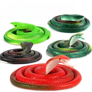 Détail montrant plusieurs serpents en caoutchouc réalistes de couleurs et textures variées