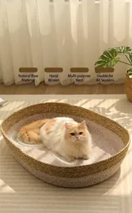 Dettaglio macro della trama naturale traspirante in vimini di una cuccia ovale per gatti