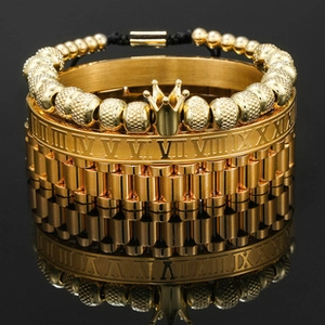Detaillierte Makroaufnahme eines dreiteiligen Goldschmuck-Sets mit Krone und römischen Zahlen