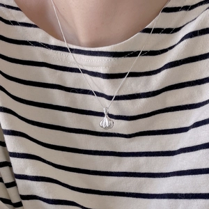 Minimalist 925 sterling silver necklace featuring a unique polished garlic-shaped pendant