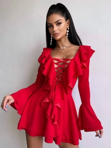 Robe rouge chic à col en V avec volants et manches évasées pour un look élégant féminin