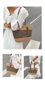 Borsa tote in paglia con strisce nere e manici in pelle marrone in diverse viste all'aperto