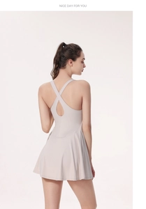 Détail des bretelles croisées et de la découpe sur cette robe de tennis beige sport