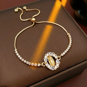 Détail du bracelet Vierge Marie doré avec pavé de zircons et fermoir coulissant ajustable
