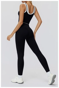 Detail der schwarzen Yoga-Leggings mit hoher Taille und weißem Kontrastbesatz am Sport-Top