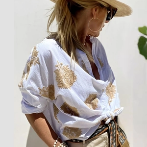 Damenbluse in Weiß mit goldener Boho-Stickerei und stilvollem Knotendetail vorne