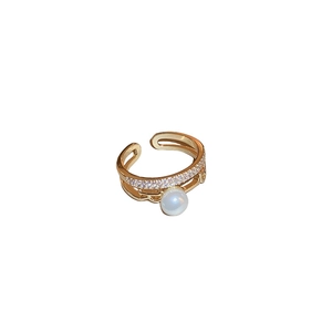 Anello multistrato placcato oro con perla e zirconi dal design aperto minimalista