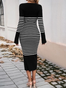 Vue arrière d'une robe en maille ajustée à manches longues avec des rayures noires et blanches