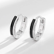 Detailaufnahme der S925 Sterlingsilber-Creolen mit gravierten römischen Ziffern