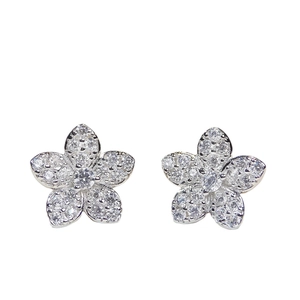 Elegante silberne Ohrstecker in Blumenform mit funkelnden weißen Zirkonia-Steinen besetzt