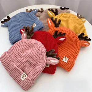 Bonnet d'hiver en tricot pour bébé avec bois de renne en plusieurs couleurs dont rose
