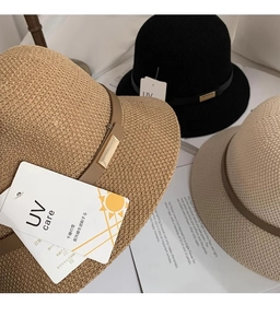 Dettaglio di cappelli a secchiello intrecciati in tre colori con cinturino in pelle e UV