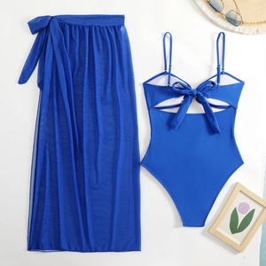 Detailweergave van blauwe bikini met mesh strandrok en diverse zomeraccessoires