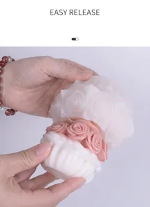Dettaglio che mostra la rimozione facile dello stampo in silicone per rose bouquet
