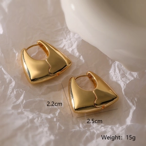 Detalle de pendientes geométricos dorados con medida de 2,5 cm y peso de 15 g.