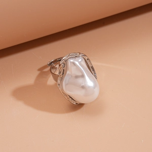 Détail macro d'une bague perle baroque irrégulière avec design créatif en argent