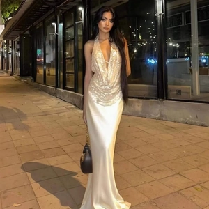 Détail du haut en satin champagne avec sequins brillants et élégant col licou ouvert