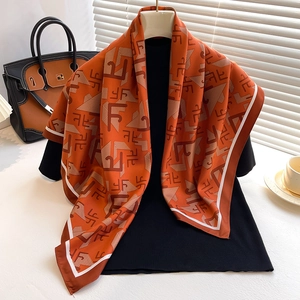 Carré de soie orange élégant avec imprimé géométrique pour accessoires de femme