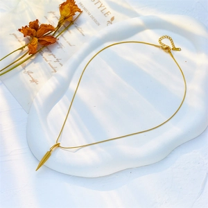 Collana minimalista dorata con ciondolo a foglia, catena snake e chiusura a moschettone regolabile