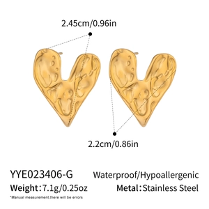 Spécifications détaillées de taille pour boucles d'oreilles cœur lave dorées en acier